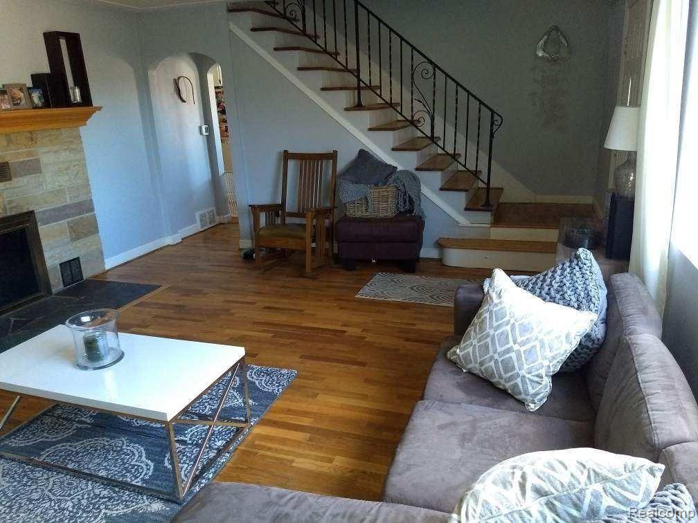 1385 East Thompson Road Holly, MI 48442 - Photo 62 of 68 livingrm.jpg