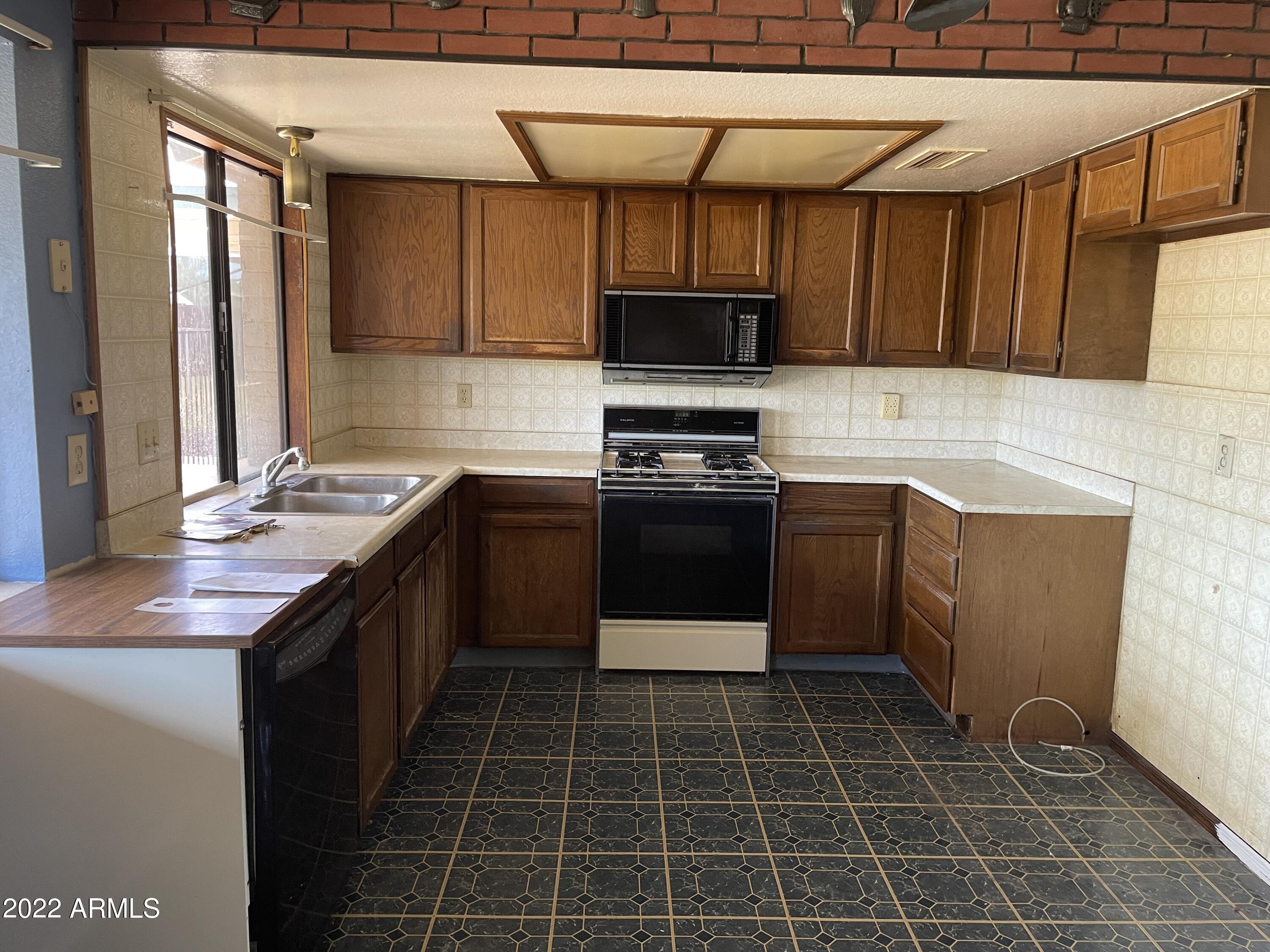 1845 West Utopia Road Phoenix, AZ 85027 - Photo 11 of 33 Kitchen