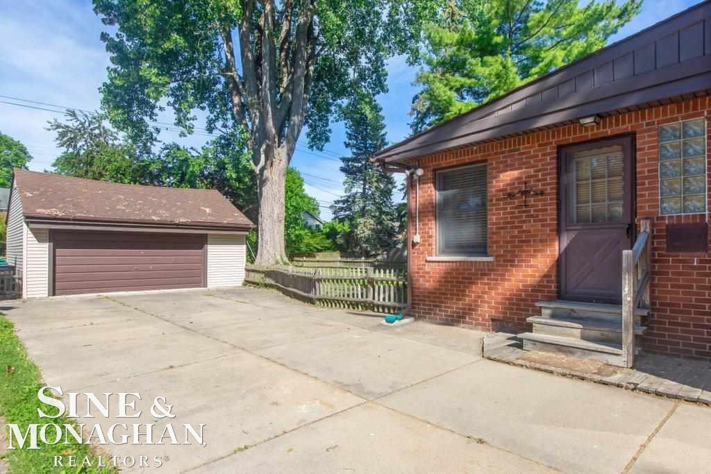 1367 Kensington Avenue Grosse Pointe, MI 48230 - Photo 30 of 36 50059728-29.JPG