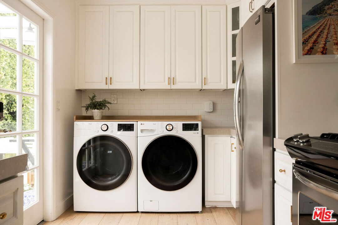 4080 Alla Road Los Angeles, CA 90066 - Photo 16 of 57 a view of a kitchen with washer and dryer