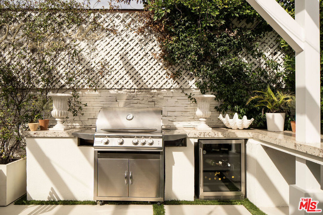 4080 Alla Road Los Angeles, CA 90066 - Photo 19 of 57 a kitchen with a stove and a microwave