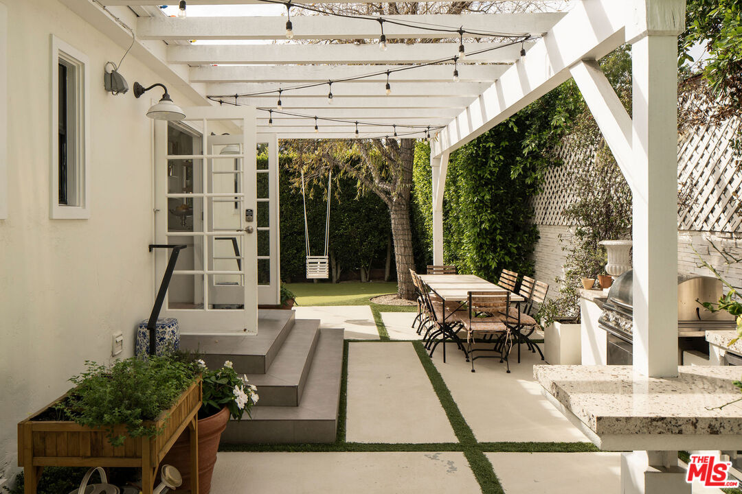 4080 Alla Road Los Angeles, CA 90066 - Photo 23 of 57 a building outdoor space with patio furniture and potted plants