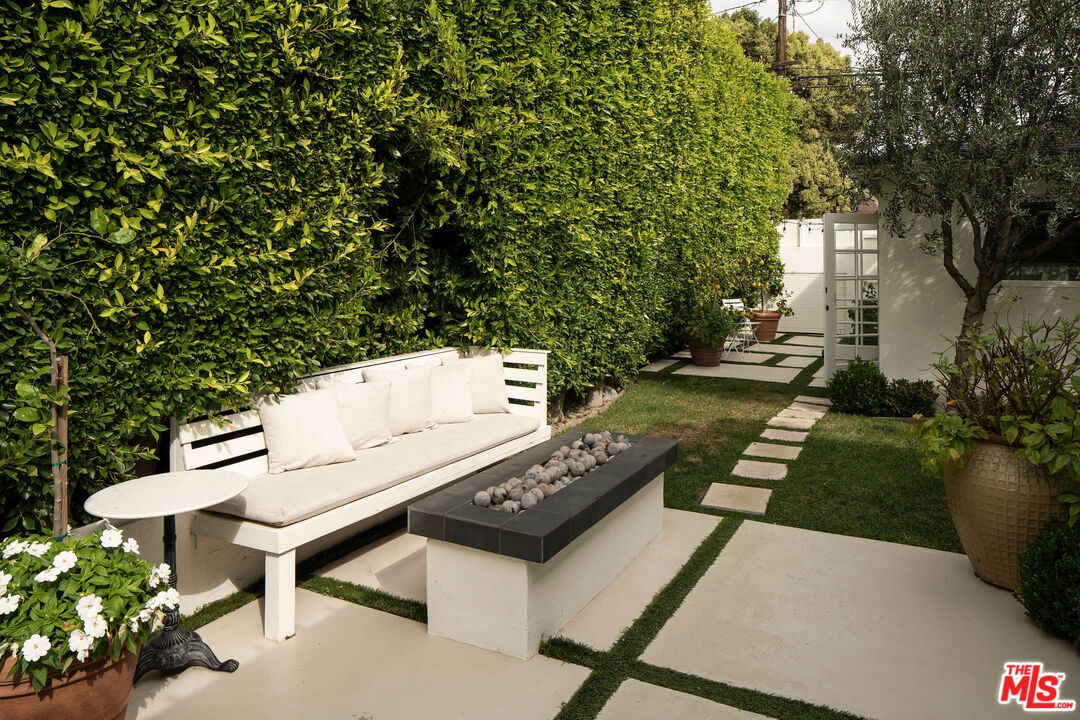 4080 Alla Road Los Angeles, CA 90066 - Photo 30 of 57 a view of a yard with furniture