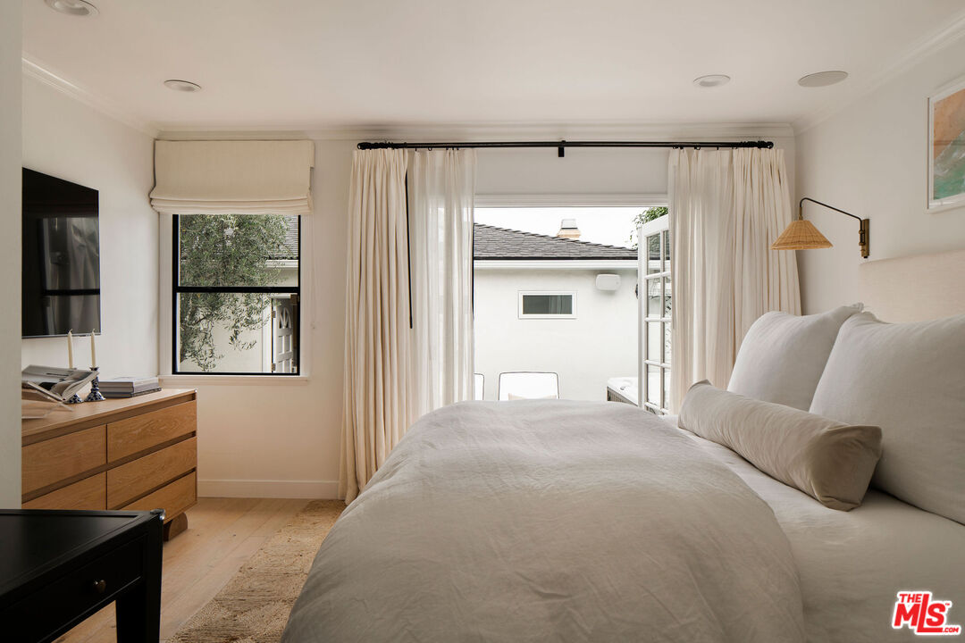 4080 Alla Road Los Angeles, CA 90066 - Photo 36 of 57 a bedroom with a bed and a window
