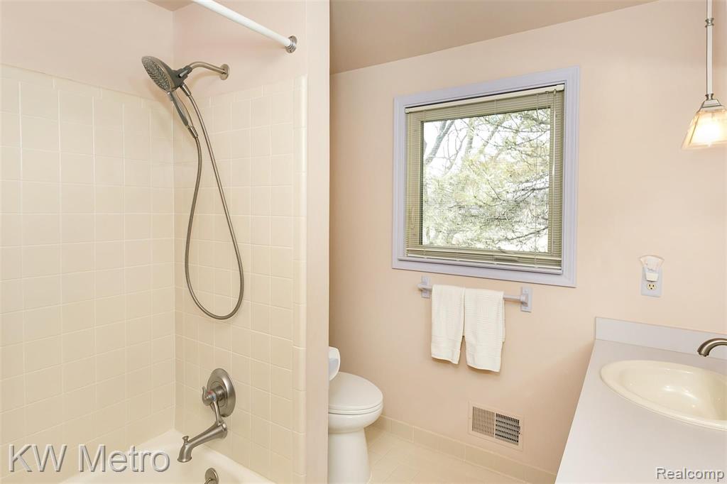 828 Ten Point Drive Rochester Hills, MI 48309 - Photo 24 of 56