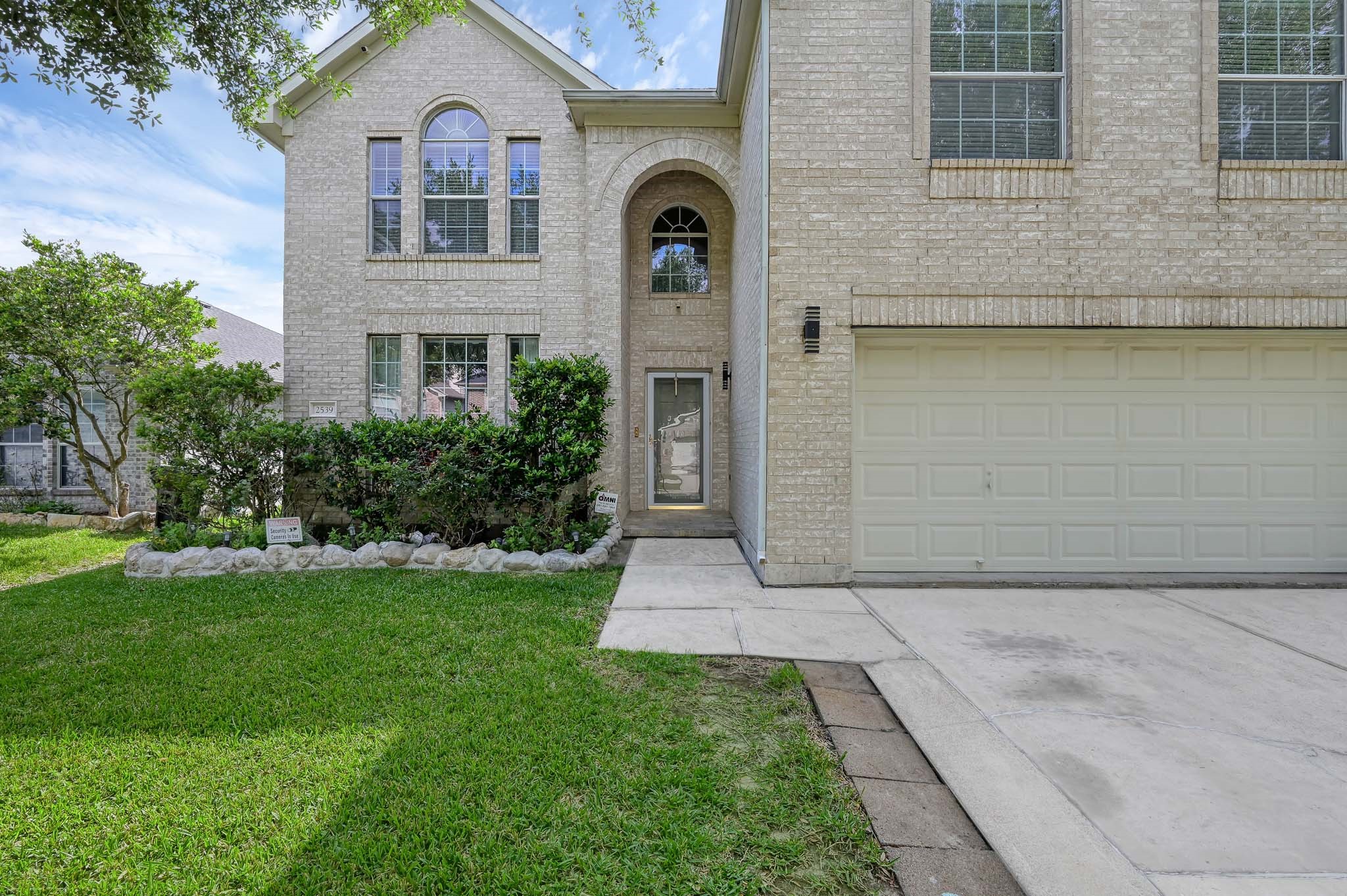 2539 Forge Creek Road Houston, TX 77067 - Photo 3 of 40 2-car garage and front entry.