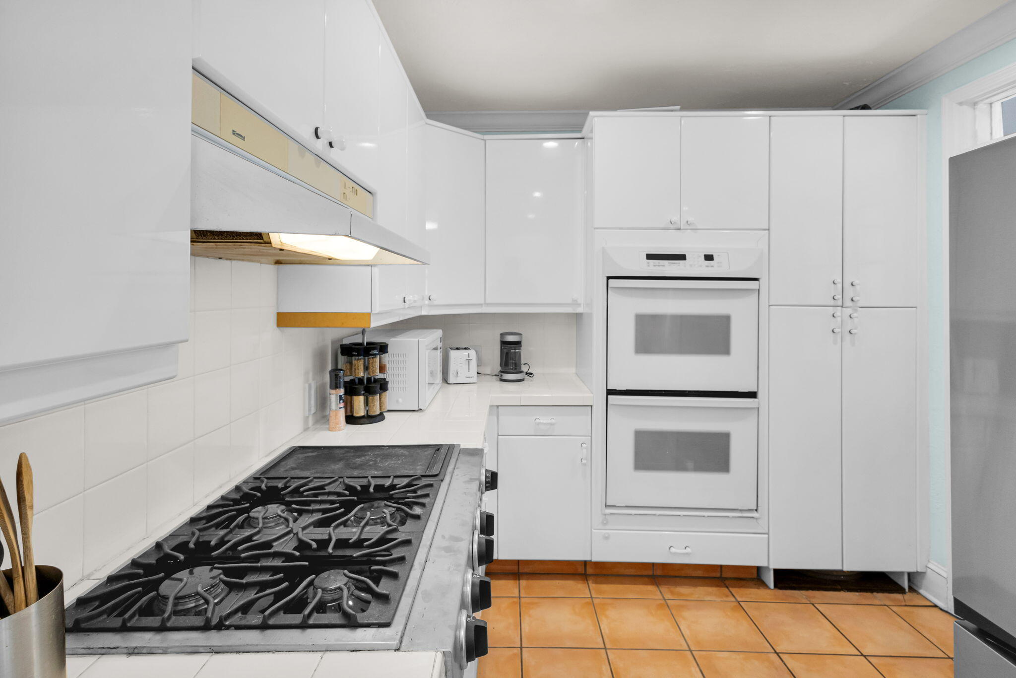 519 28th Street, Unit MAIN HOUSE West Palm Beach, FL 33407 - Photo 25 of 67 a kitchen with white cabinets and appliances