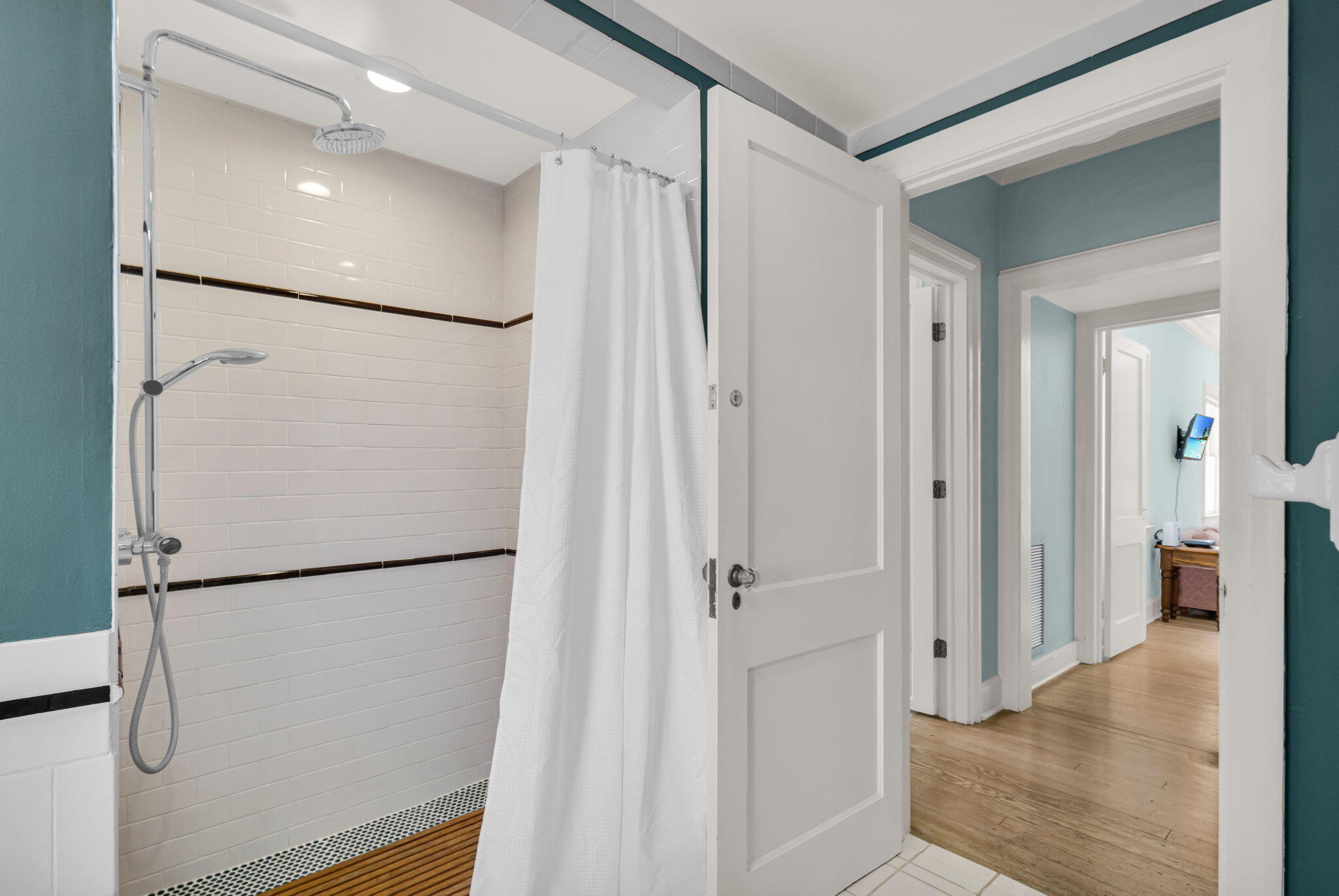 519 28th Street, Unit MAIN HOUSE West Palm Beach, FL 33407 - Photo 45 of 67 a view of a hallway with a refrigerator