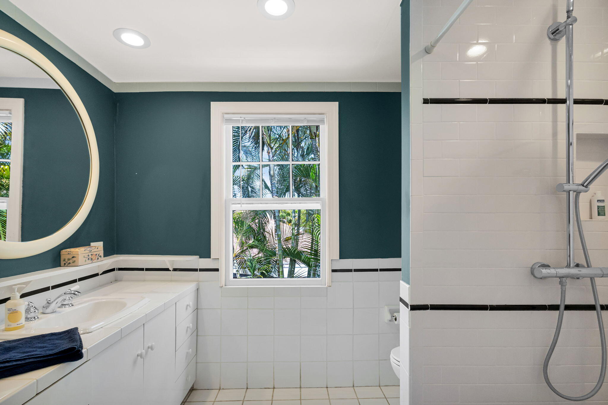 519 28th Street, Unit MAIN HOUSE West Palm Beach, FL 33407 - Photo 46 of 67 a utility room with dryer and washer