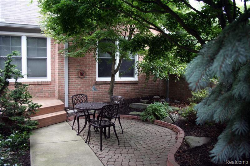 23047 Farmington Road, Unit 29 Farmington, MI 48336 - Photo 2 of 21 Courtyard
