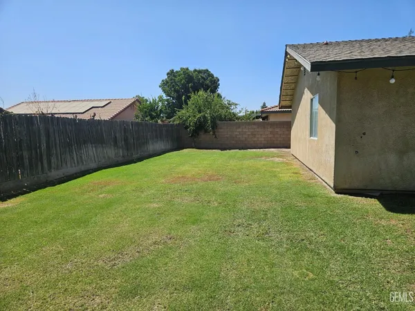 a view of a backyard
