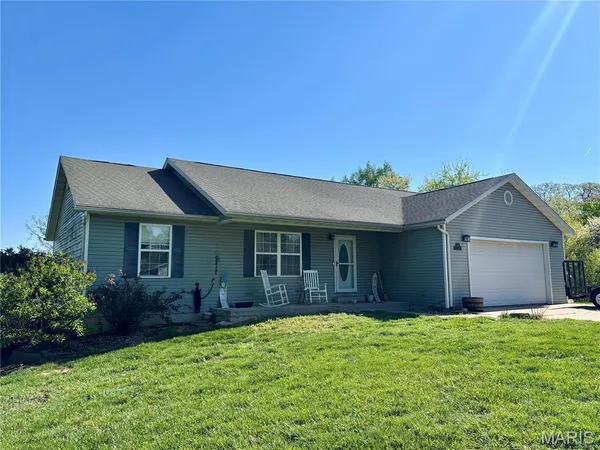 $269,900 | 17604 Monaco Drive, Brighton, IL 62012