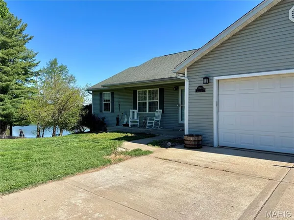 $269,900 | 17604 Monaco Drive, Brighton, IL 62012