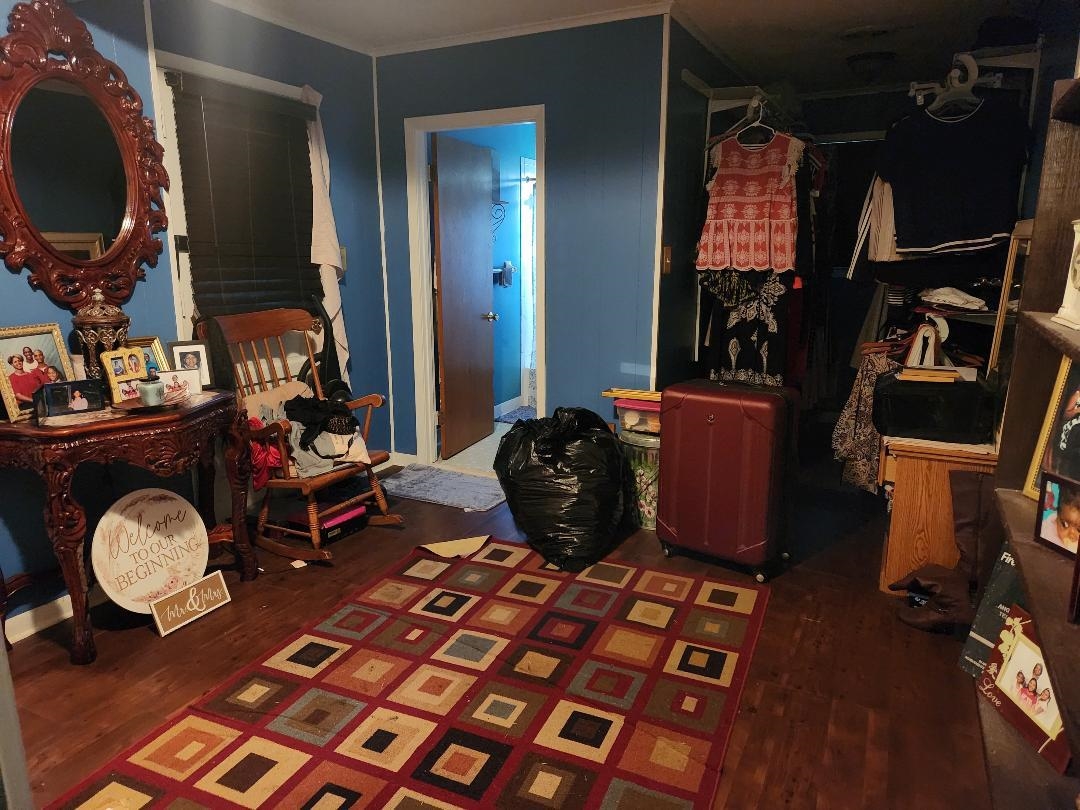 188 Ivan Road Memphis, TN 38109 - Photo 3 of 18 a room with chairs and musical instruments