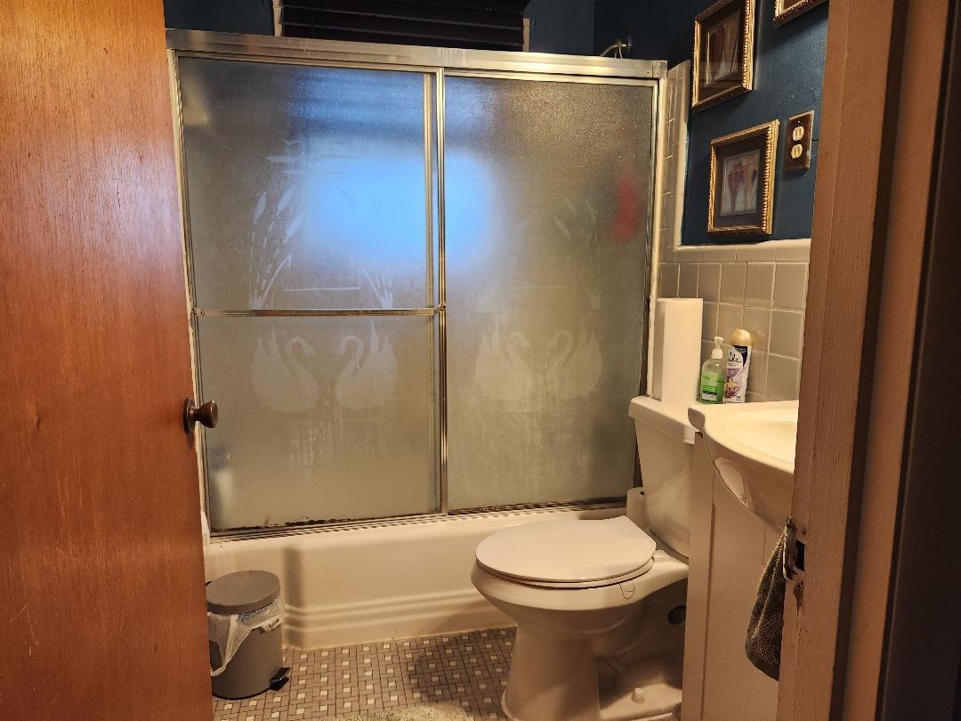 188 Ivan Road Memphis, TN 38109 - Photo 5 of 18 a bathroom with a toilet and a shower