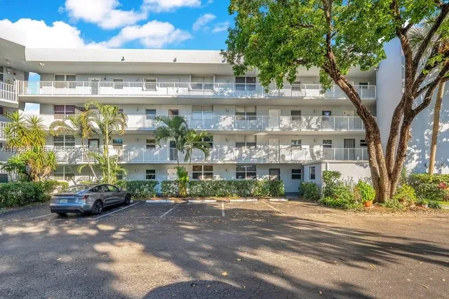 $2,480 | 105 Royal Park Drive, Unit 3B, Oakland Park, FL 33309