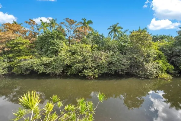 $2,100 | 105 Royal Park Drive, Unit 3B, Oakland Park, FL 33309