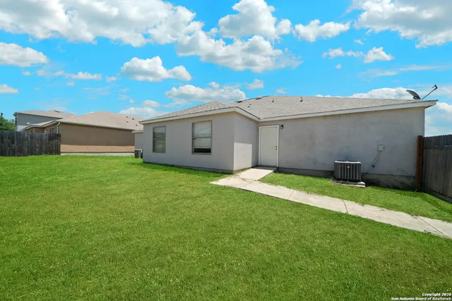 a view of a backyard