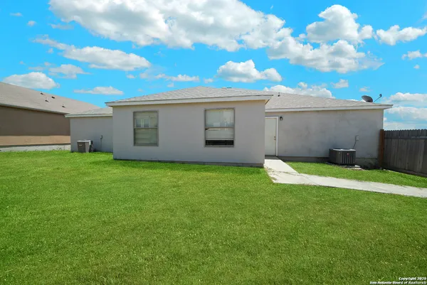 a view of a backyard