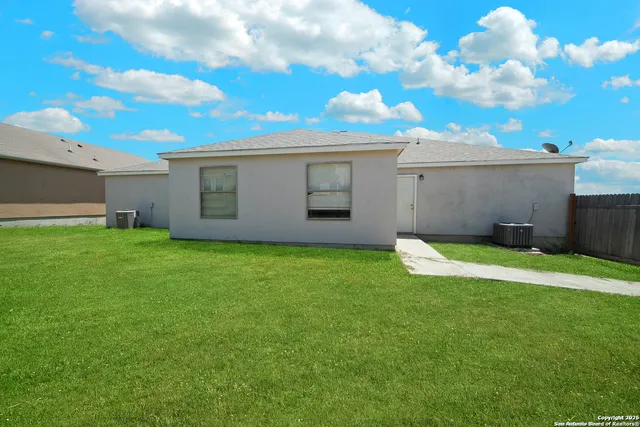 a view of a backyard