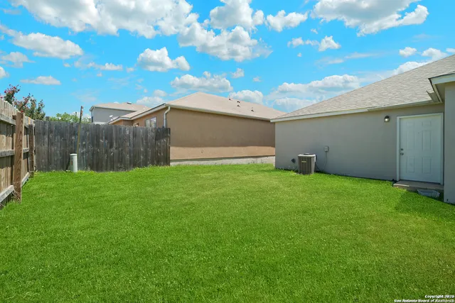 a view of a backyard