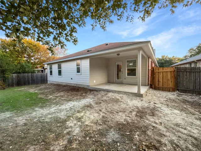 a view of a house with a backyard