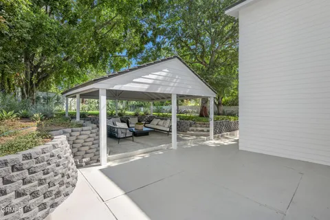 a view of a yard with a tree