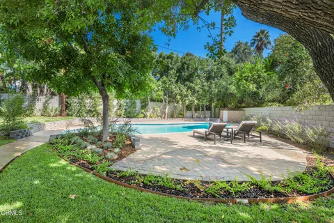 a view of a house with backyard