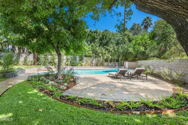 a view of a house with backyard
