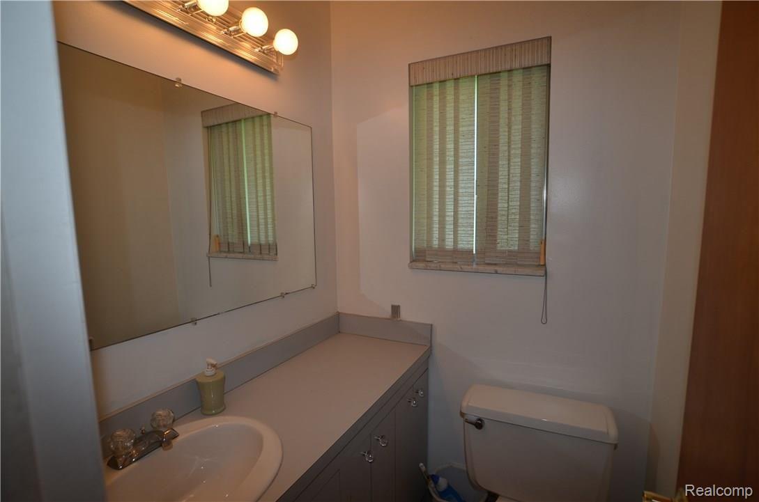 5640 Commerce Road West Bloomfield, MI 48324 - Photo 14 of 22 LAV