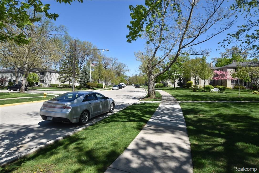 1800 Graefield Road Birmingham, MI 48009 - Photo 23 of 25 Street View to the Right. Middle of complex.