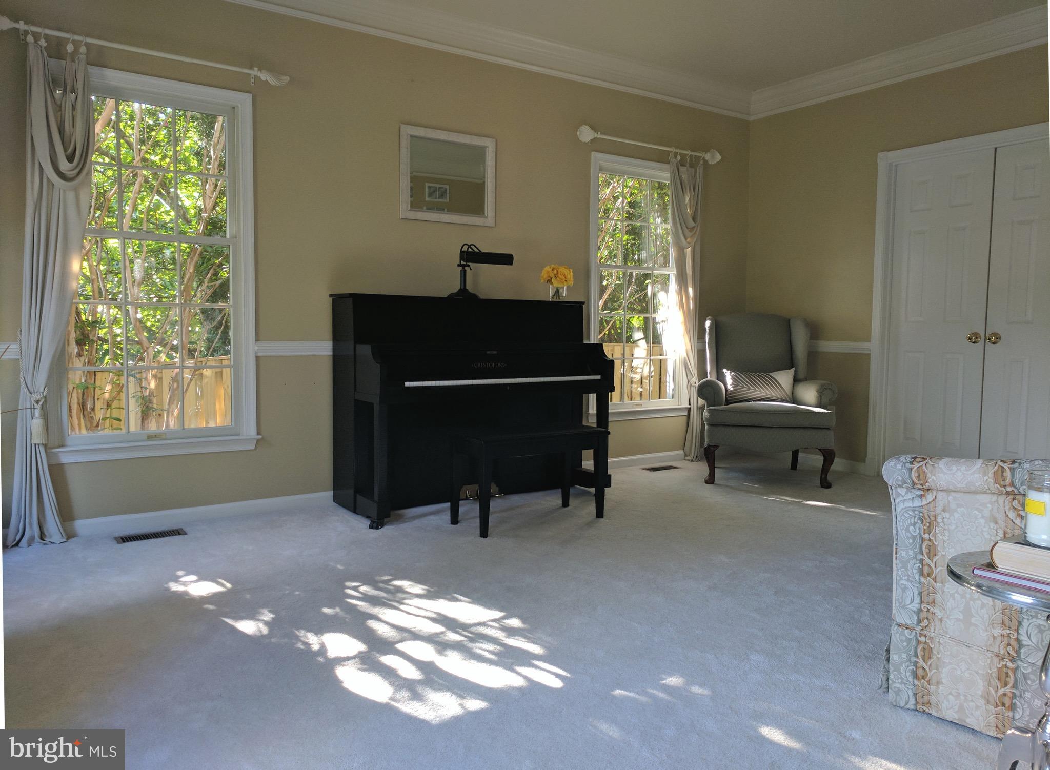 10995 Clover Hunt Court Reston, VA 20194 - Photo 8 of 30 Living Room