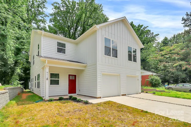 a view of a house with backyard and trees