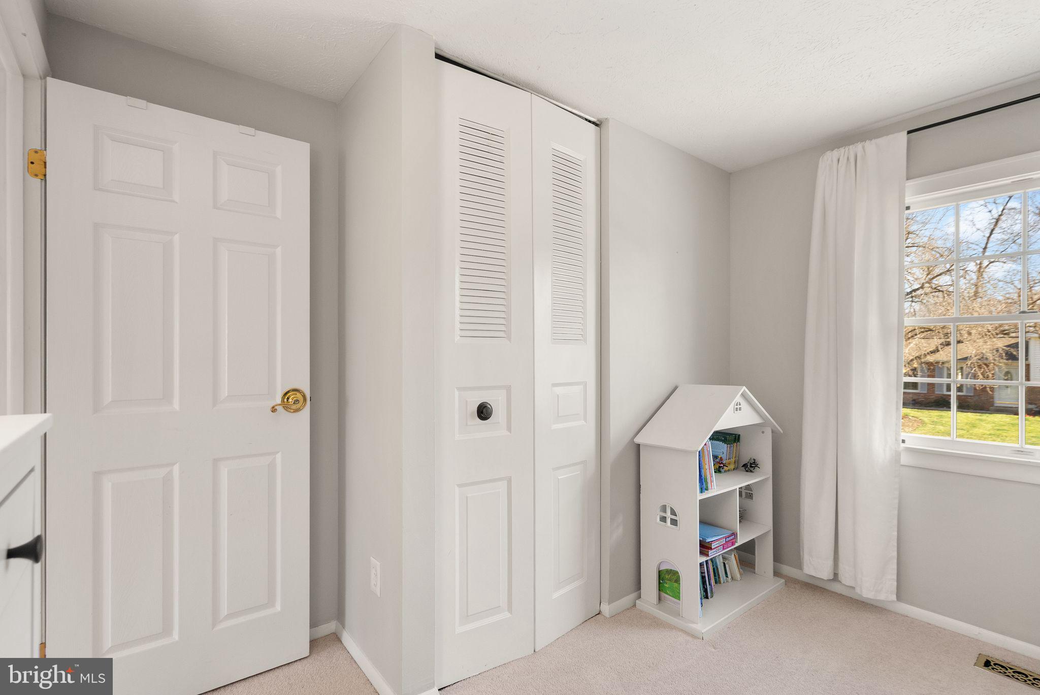 7902 Cliff Rock Court Springfield, VA 22153 - Photo 28 of 57 an entryway with a window