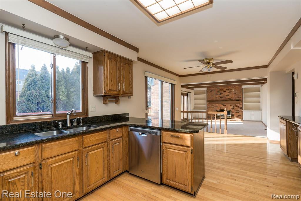 327 Silvervale Drive Rochester, MI 48309 - Photo 8 of 43