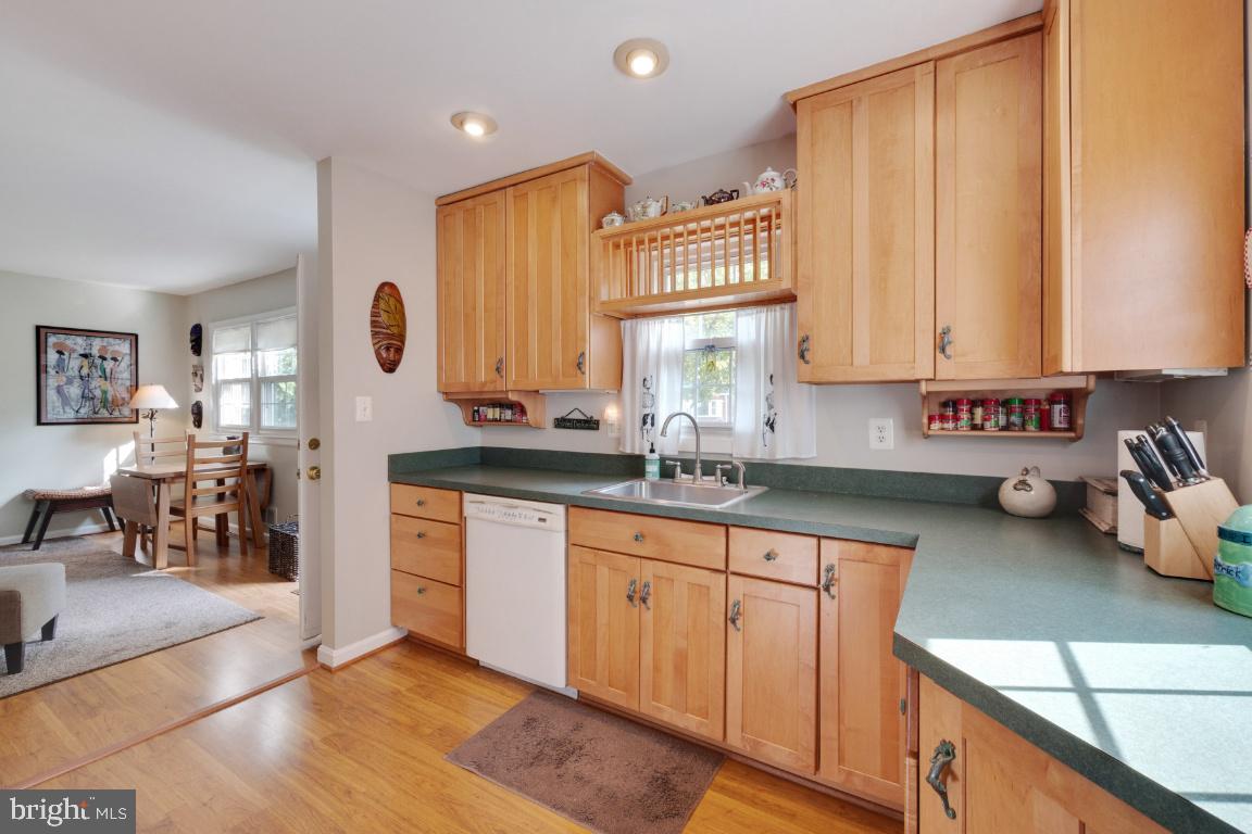 1513 Gridley Lane Silver Spring, MD 20902 - Photo 4 of 38 Gallery Image 4