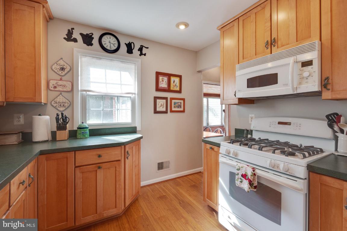 1513 Gridley Lane Silver Spring, MD 20902 - Photo 6 of 38 Gallery Image 6