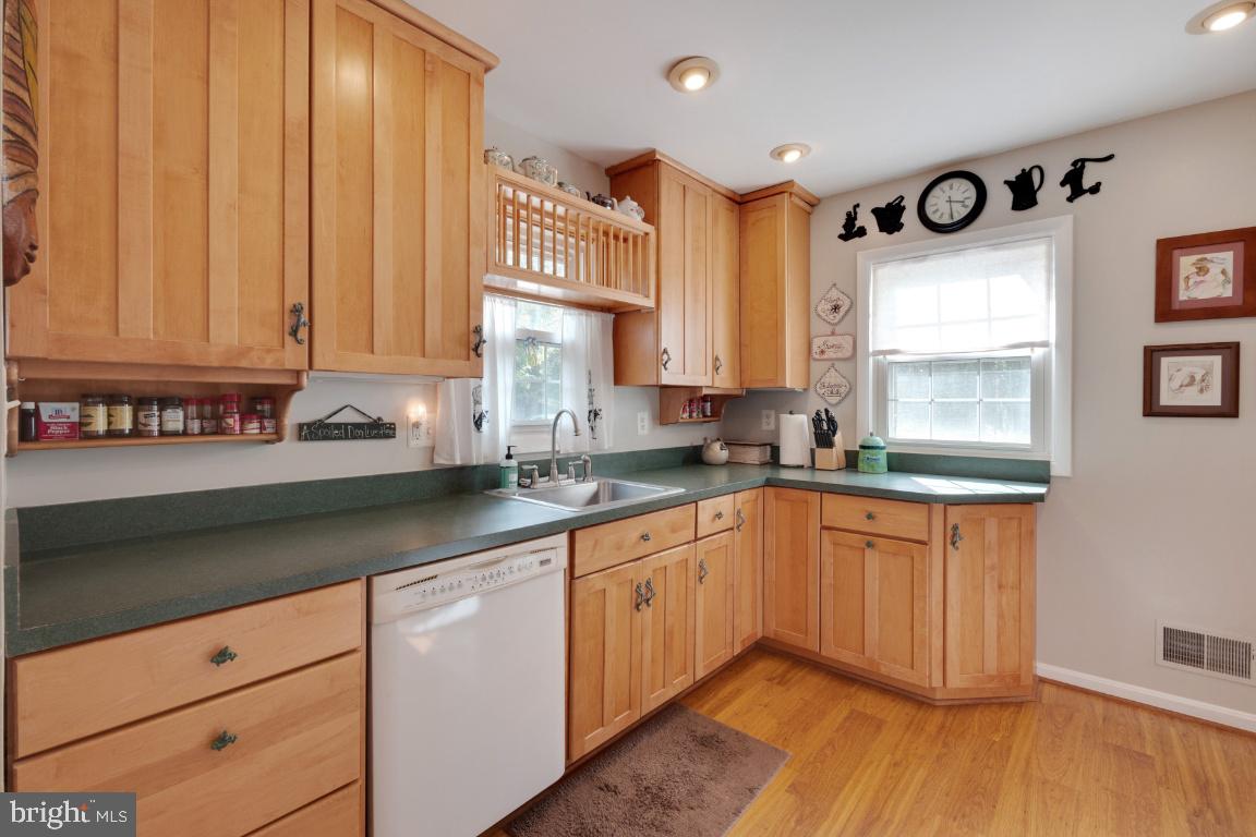 1513 Gridley Lane Silver Spring, MD 20902 - Photo 7 of 38 Gallery Image 7