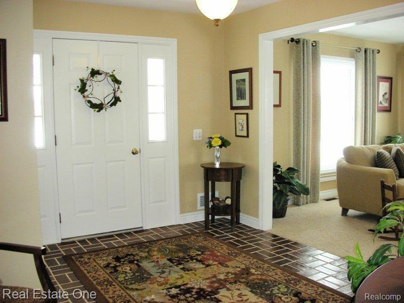 242 Tanglewood Drive Rochester, MI 48309 - Photo 11 of 25 Tanglewood 242 - Foyer