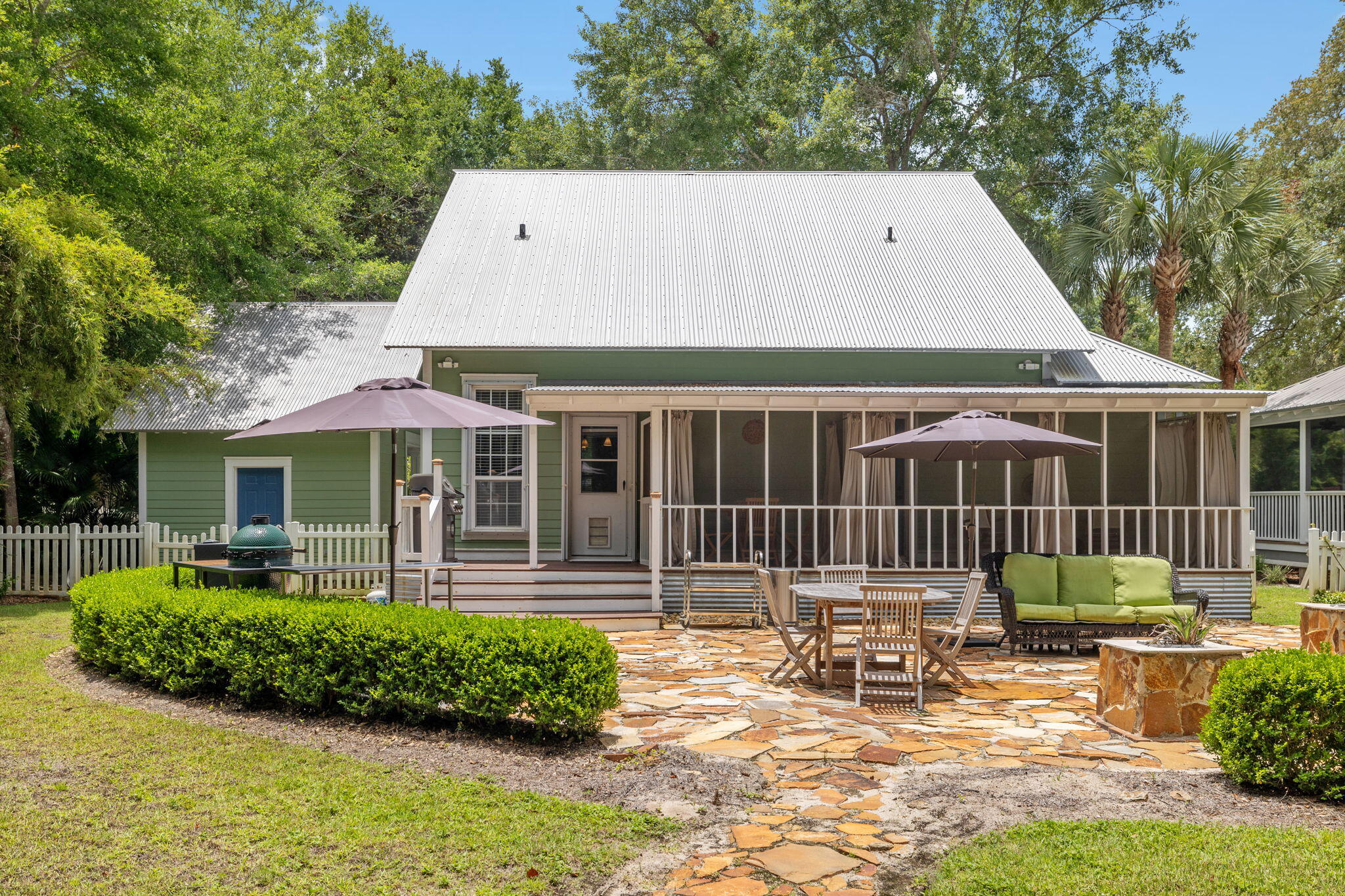 a view of a house with backyard and sitting area