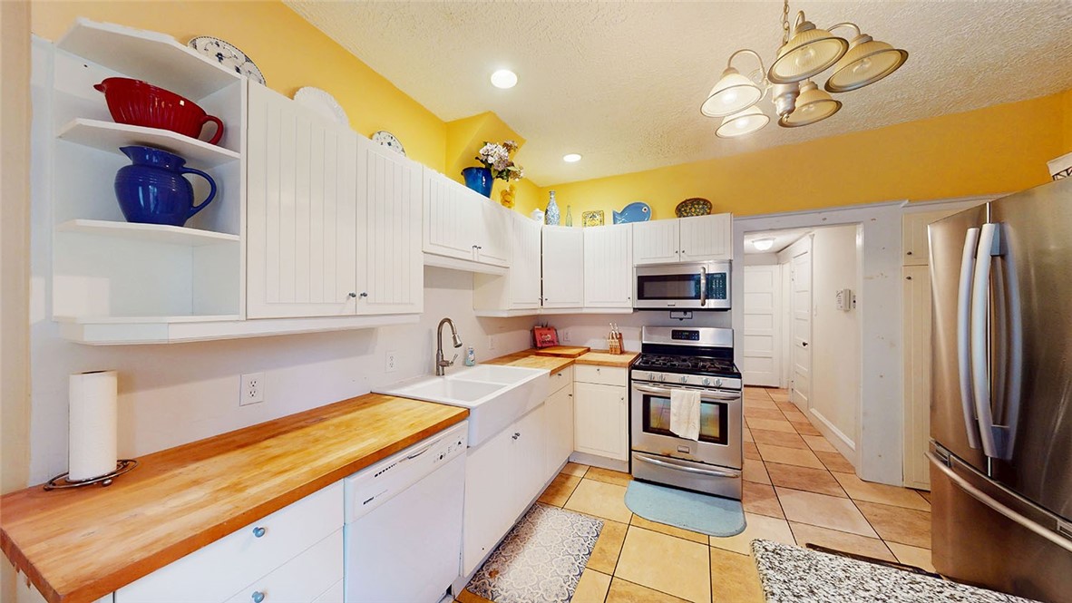 341 Blackstone Street Woonsocket, RI 02895 - Photo 14 of 40