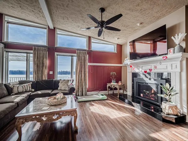 $624,900 | 101 East Jennings Street, Unit E, Newburgh, IN 47630