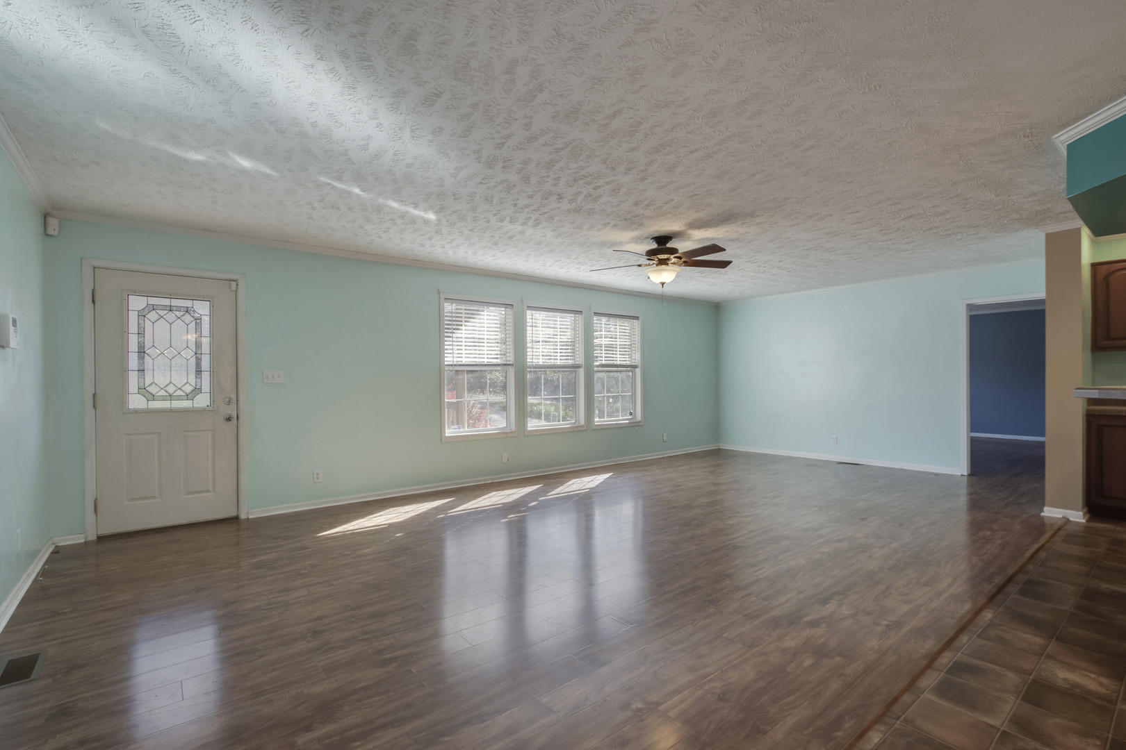 9843 Heiskell Road Heiskell, TN 37754 - Photo 4 of 29 04_HeiskellRoad_9843_Living02