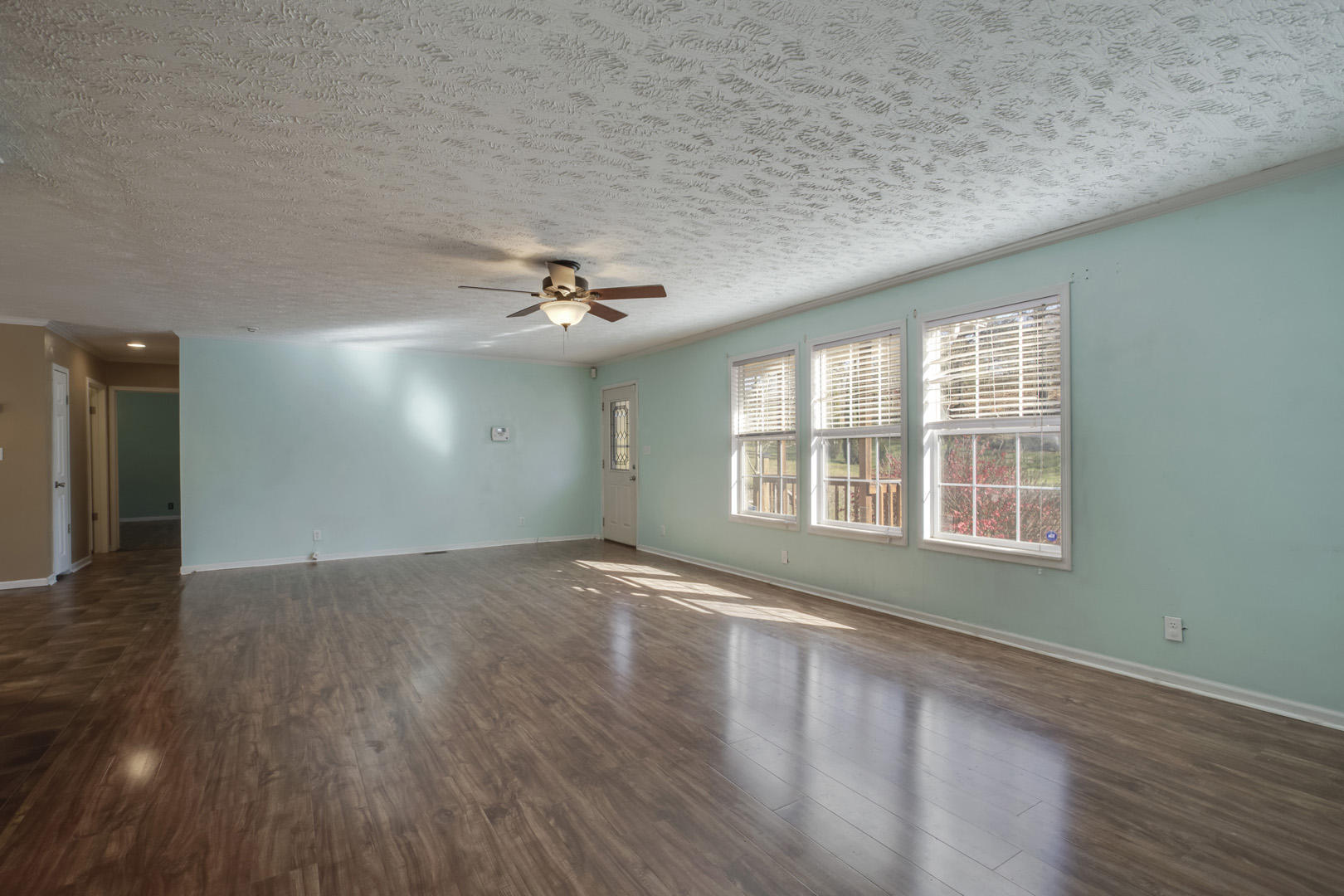 9843 Heiskell Road Heiskell, TN 37754 - Photo 5 of 29 05_HeiskellRoad_9843_Living03