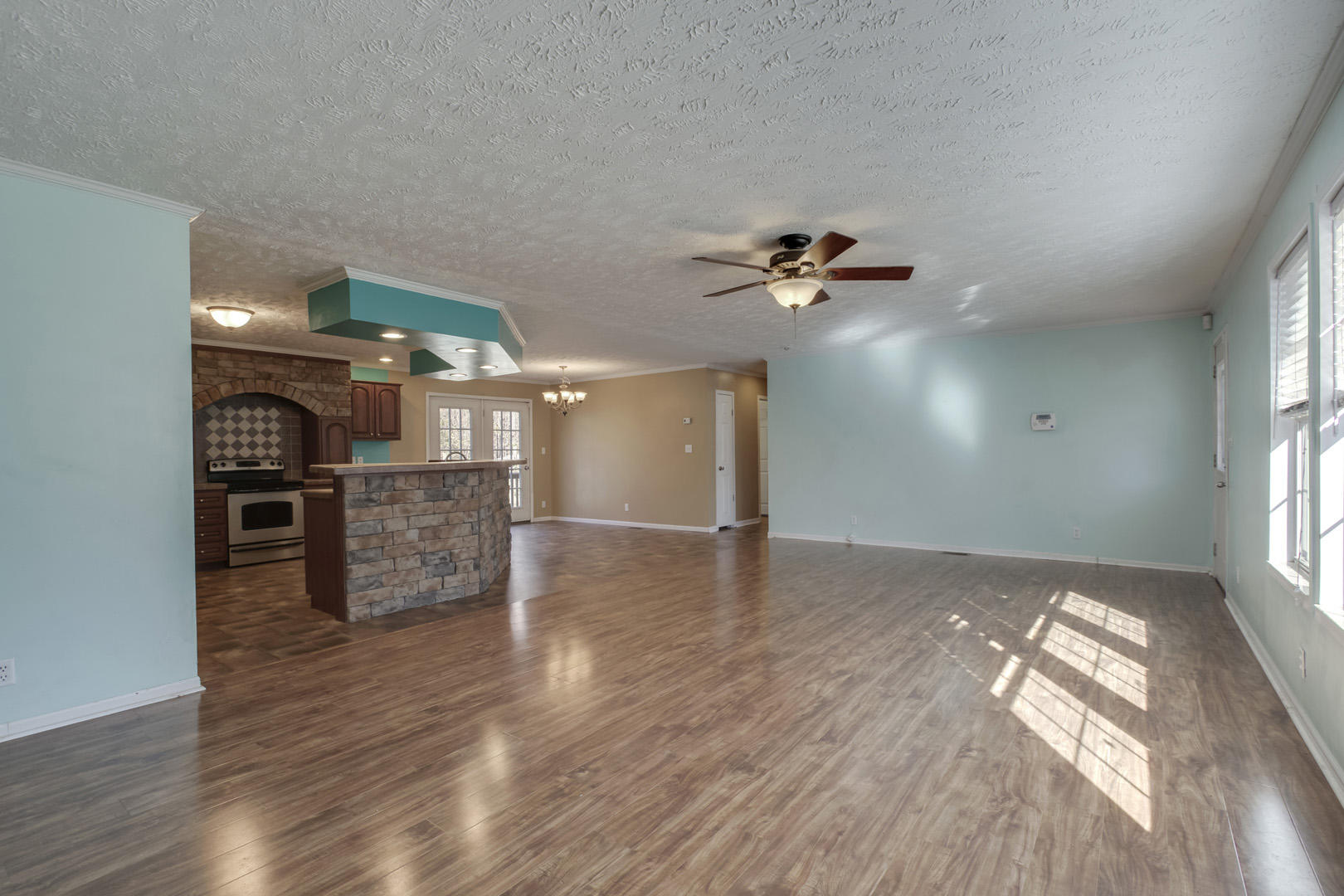 9843 Heiskell Road Heiskell, TN 37754 - Photo 6 of 29 06_HeiskellRoad_9843_Living04