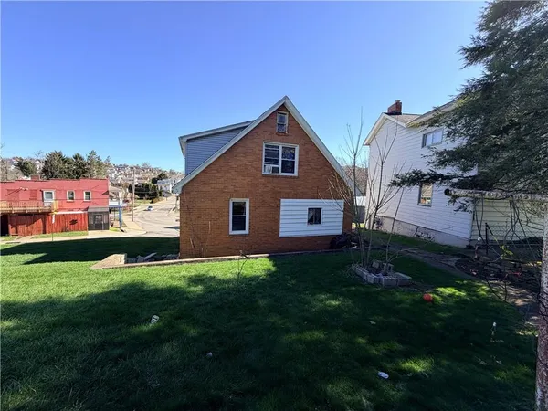 a view of a backyard