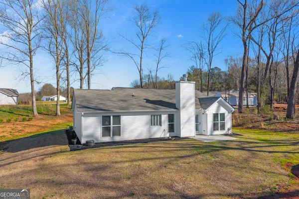 a view of a house with a yard
