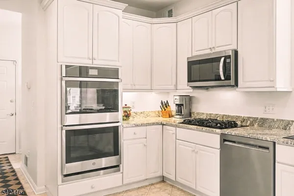 $930,000 | 2 Moonlight Trail, Flemington, NJ 08822