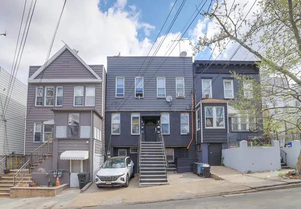 $1,825 | 28 Spruce Street, Unit 2L, Jersey City, NJ 07306
