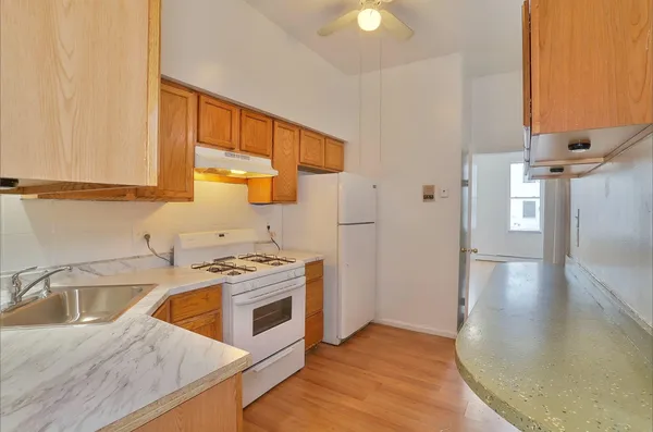 $1,825 | 28 Spruce Street, Unit 2L, Jersey City, NJ 07306